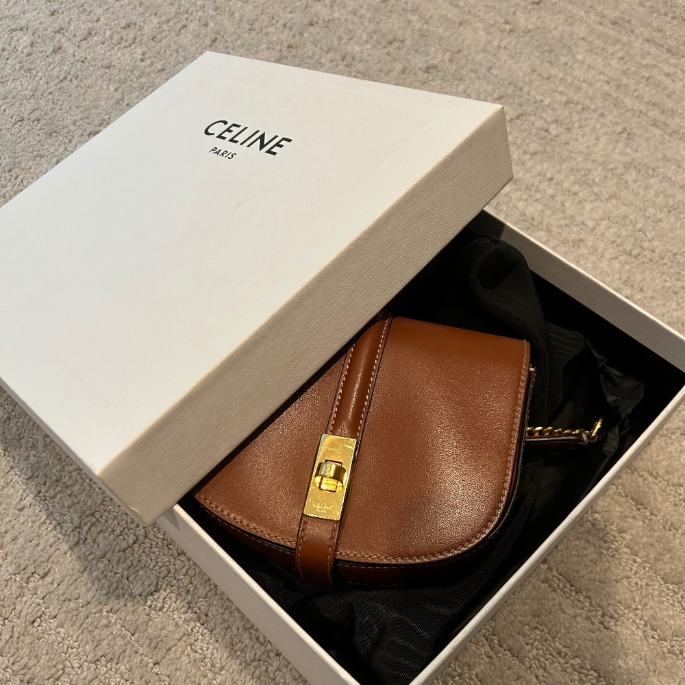 Brand new bag. Used it only 2-3 times. No tear no scratch.